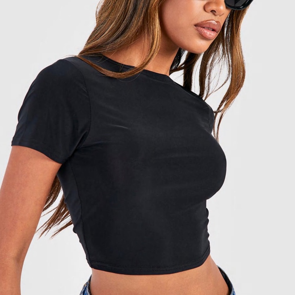 CAP SLEEVE CROP TOP
BLACK